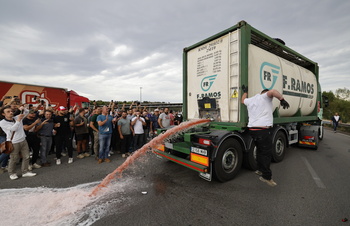 Viticultores franceses asaltan un camión ciudadrealeño