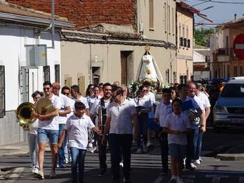 Cientos de romeros acompañan a la Virgen de la Blanca