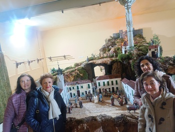 La vieja plaza empedrada se 'cuela' en el belén de Calzada