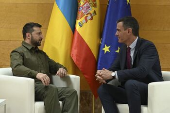 El Gobierno promete a Zelenski más ayuda militar