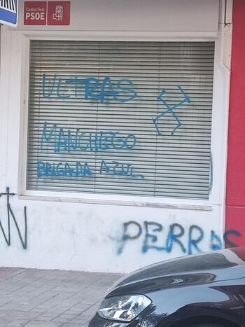 El PSOE denuncia pintadas con simbología fascista en su sede