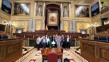 APES se reúne en el Congreso con los diputados del PSOE
