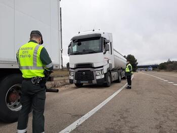 Detenido un camionero por instalar neumáticos más grandes