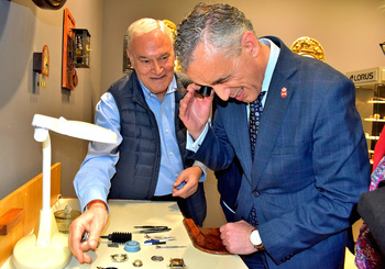 Puertollano expone más de 300 piezas de relojería
