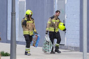 Los vecinos del incendio de Valencia recuperan algunos enseres
