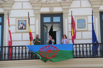 Alcázar iza la bandera gitana reivindicativa