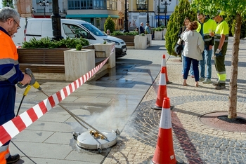 Arranca la limpieza integral en la plaza de España