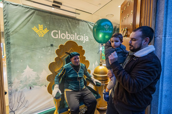 El cartero real de Globalcaja recoge las cartas de mil niños