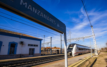 Un tren de mercancías arrolla a una mujer en Manzanares