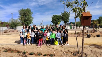 150 niños plantan árboles en la zona de estación de autobuses