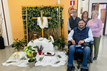 El Consejo de Mayores de Argamasilla elabora una cruz de mayo