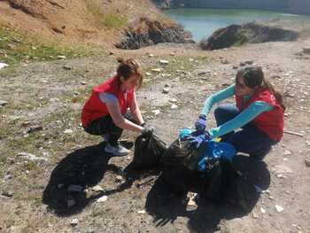 Cruz Roja organiza una recogida de residuos en Laguna Pilarica