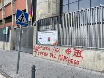 Aparecen pintadas vandálicas en el Polideportivo Juan Carlos I