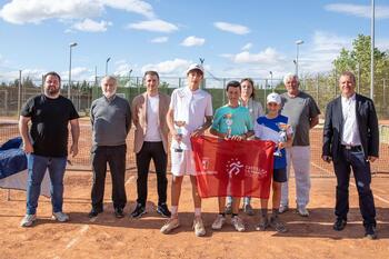 El Gobierno regional felicita a los campeones de tenis