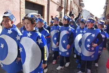 Centenares de niños llenan de color Miguelturra con su desfile