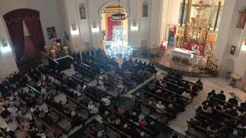 Más de 200 personas participan en el Vía Crucis penitencial